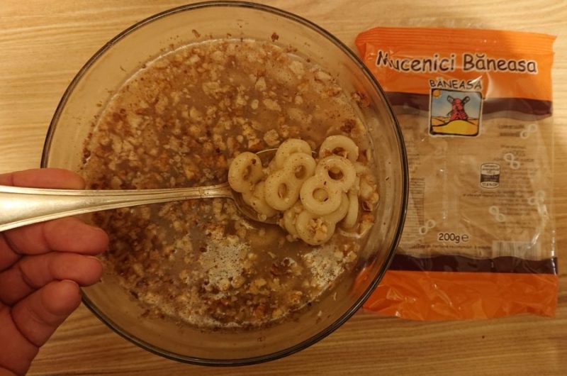 Castron cu mucenici fierți, nucă, scorțișoară