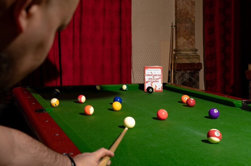 masa de biliard+ cartea Confesiuni Atracții interzise