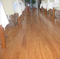 Podeaua roșcată, oglinda copilăriei parhet masiv din lemn exotic