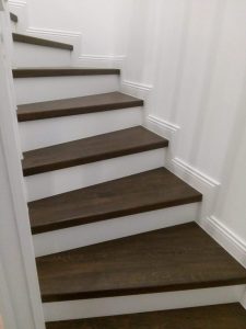 Podeaua roșcată, oglinda copilăriei Scară placată cu lemn – trepte finisate nuc, contratrepte albe, balustradă albă și mână curentă nuc