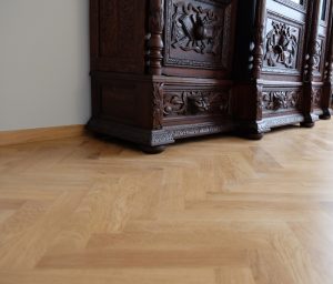 Podeaua roșcată, oglinda copilăriei mobilă de lemn