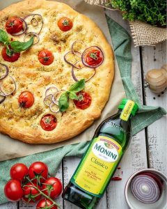 Arome italiene în strachina oltenească pîine cu roșii și măsline